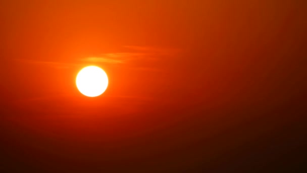 coucher de soleil nuage arrière sur ciel orange et passant nuage doux 