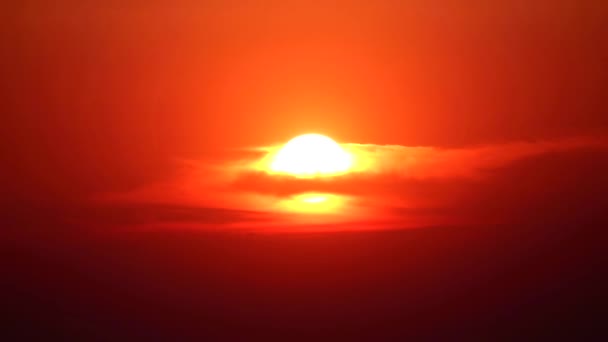 coucher de soleil sur ciel rouge orange retour sur nuage orange clair 