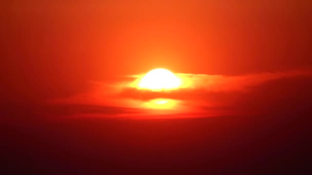 Zonsondergang op rood oranje hemel terug op licht oranje wolk — Stockvideo