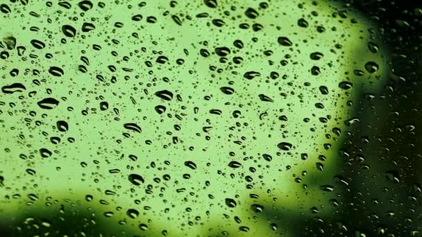 Regentropfen gelb am Spiegel des Autos, starker Regen draußen, der den Fahrer dazu bringt, am Straßenrand zu parken — Stockvideo