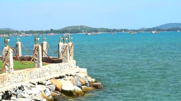 Pietra recinzione e mare cavallo lanterna e blu mare blu cielo sfondo — Video Stock