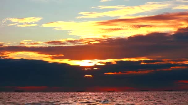 Pôr do sol no mar nuvem vermelha e reflexão da luz solar sobre a água — Vídeo de Stock