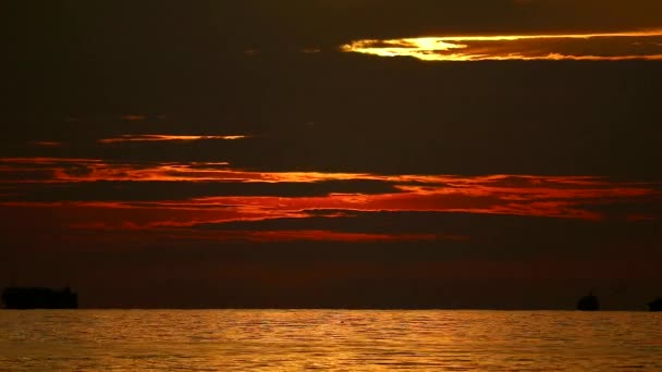 日没と太陽光の反射海の暗い空と表面の小さな波 — ストック動画