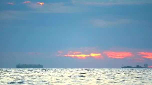 Zachód słońca nad morzem i skupienie się na chago statku jest parking na horyzoncie panoramy — Wideo stockowe