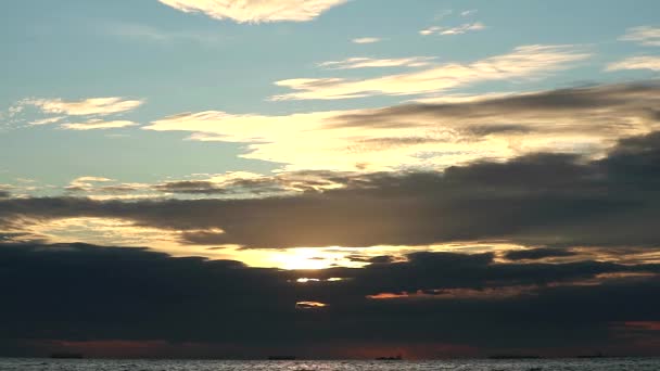 Solnedgång på havet mörkt moln och många lastfartyg är parkering — Stockvideo