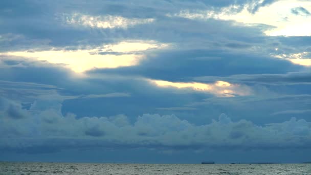 Tempestade nuvem escura no céu o mar e navio de carga está estacionando no horizonte — Vídeo de Stock