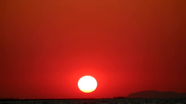 Золотое облако заката на небе и рыбацкая лодка, проходящая время — стоковое видео