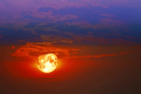 Pleine lune de sang de corbeau et ciel rouge nuit — Photo