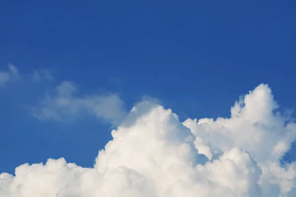 Rein und klar blauer Himmel häufen weiße Wolken und Sonnenlicht glänzend auf einem — Stockfoto