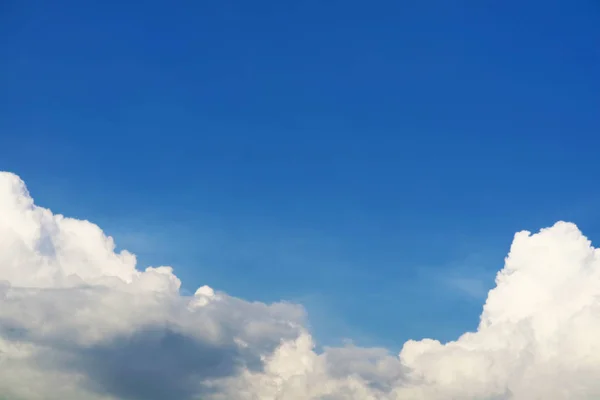 Rein und klar blauer Himmel häufen weiße Wolken und Sonnenlicht glänzend auf einem — Stockfoto