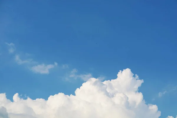 Rein und klar blauer Himmel weiße Wolken und Sonnenlicht glänzend an einem Tag — Stockfoto