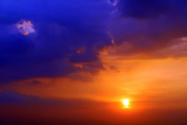 Roxo laranja amarelo vermelho silhueta céu no por do sol de volta no cl — Fotografia de Stock