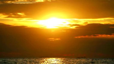 Gün batımı ve deniz yüzeyindeki yansıma güneş ışığı ve küçük bir dalga 1