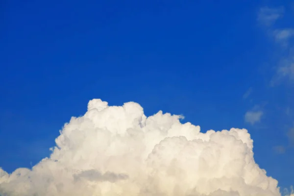 Céu Azul Claro Puro Nuvem Branca Luz Solar Brilhante Dia — Fotografia de Stock
