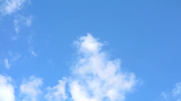 Cielo azul con nube pura puesta de sol moviéndose por el viento — Vídeo de stock