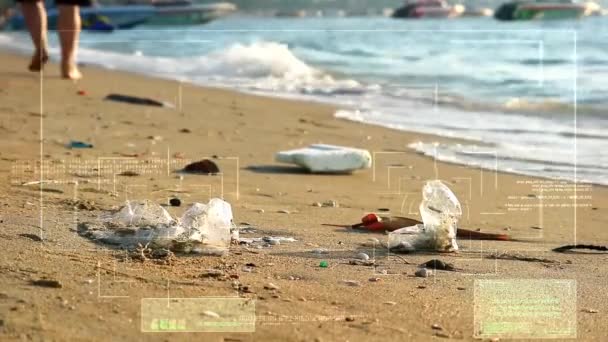 Люди ходять на пляжі з пластиковою гумою і відходами залишаються на пляжі, а хвилі підірвали їх у морському цифровому аналізі ШІ фону — стокове відео