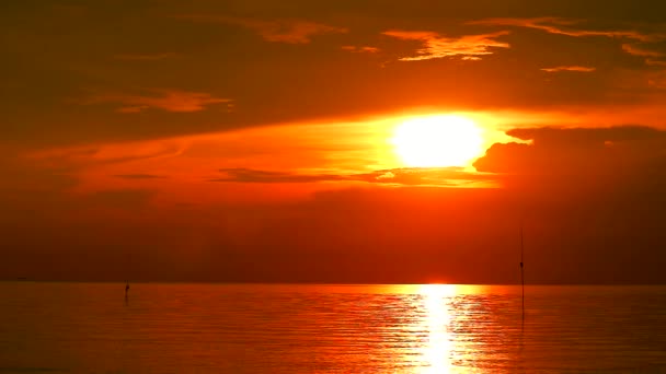 Червоне відображення заходу сонця на поверхні води моря і хмари на небі — стокове відео