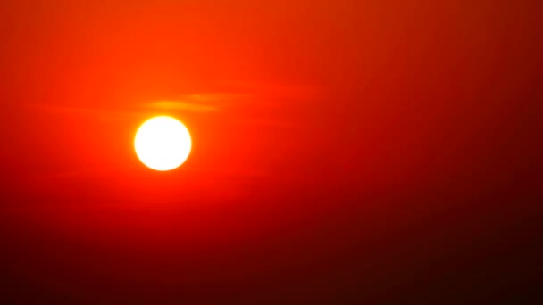 Puesta de sol detrás de la nube en el cielo rojo y pasando nube suave — Vídeo de stock