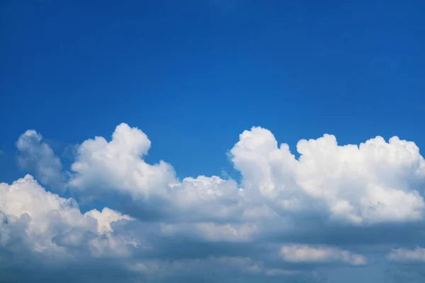 Nuvem Heap Branco Puro Luz Solar Brilhando Passar Céu Azul — Fotografia de Stock