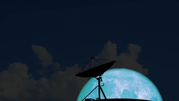 4k Super Aqua Moon Aufstieg zurück auf Silhouette Satellitenschüssel am Nachthimmel — Stockvideo