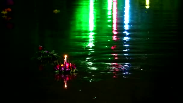 Loy Kratong Festival reflexní světlo na vodní hladině, Některé důkazy jsou považovány za uctívání Buddhovy stopy na břehu řeky Namtha Mahanathi — Stock video