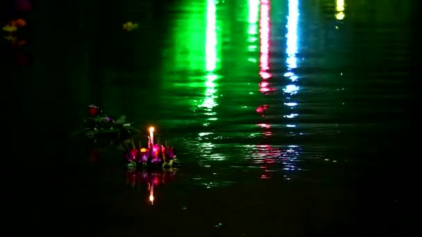 Loy Kratong Festival Reflexion Licht auf der Wasseroberfläche, Einige Beweise werden angenommen, dass die Verehrung des Fußabdrucks des Buddha am Ufer des Namtha Mahanathi River — Stockvideo