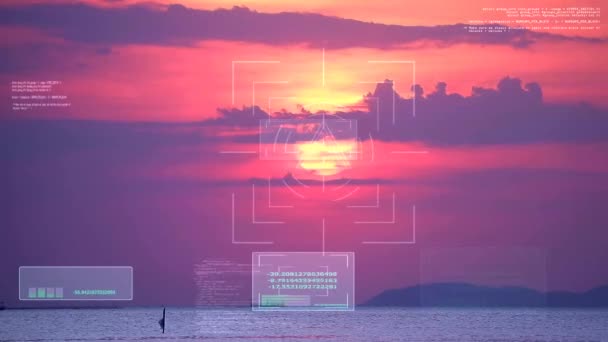 Захід сонця і фіолетова хмара на небі над морем і фокус рухомий рибальський човен, що проходить і цифровий аналіз ШІ — стокове відео