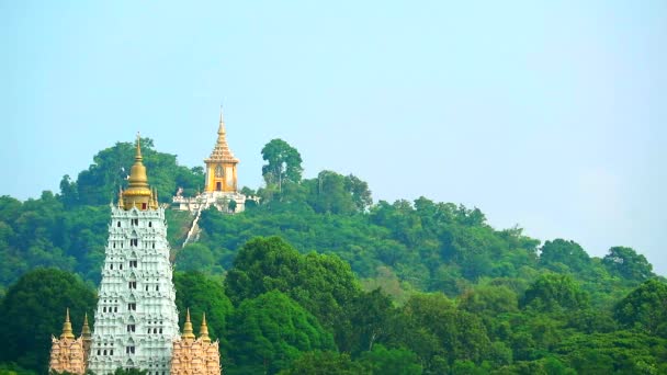 Buddist tapınağı yayan dağda ve pagoda en tepede — Stok video