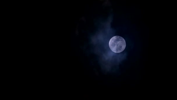 Full Long Nights Luna y luz de luna en el cielo nocturno y la nube pasando — Vídeos de Stock