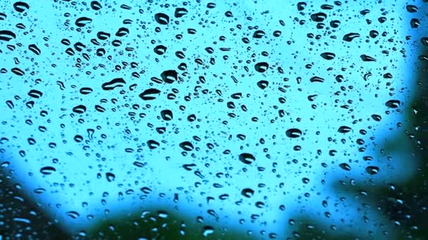 Gota de chuva no espelho frontal do carro e céu azul escuro tempestade — Vídeo de Stock