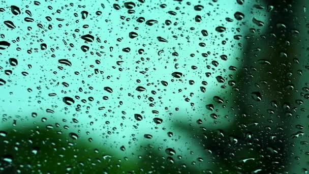 Chute de pluie sur le rétroviseur avant de la voiture et ciel orageux vert foncé — Video