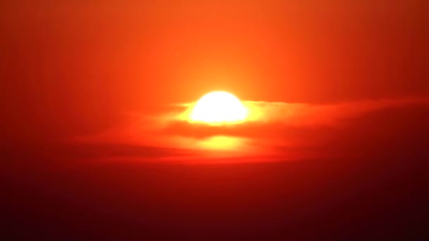 Захід сонця на червоному помаранчевому небі назад на світло-помаранчевій хмарі проміжок часу — стокове відео