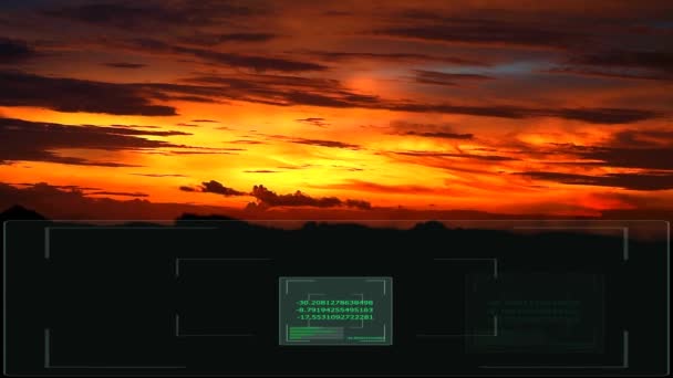 Tramonto sulla montagna e contatori digitali scanner e analisi informazioni tempesta estiva — Video Stock