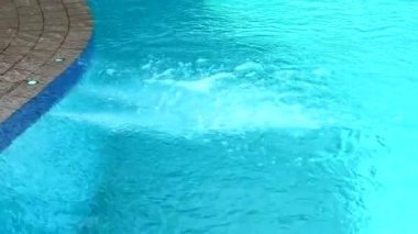 Yüzme havuzu spreyi. Ağrıyan ve yorgun vücuda masaj yapmak için.