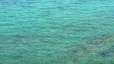 Deniz altı resif yüzeyi ve yansıma güneş ışığı görüntüsü