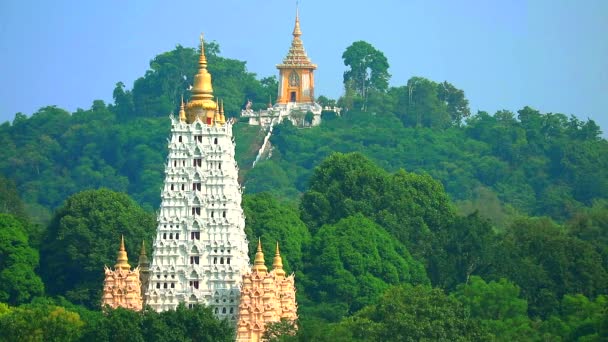 Boeddistische tempel aan de voet van de berg en pagode op de top berg — Stockvideo
