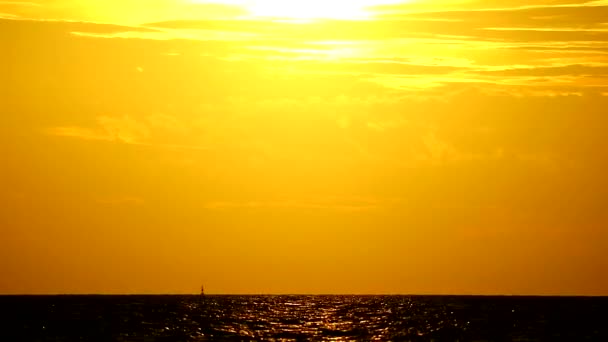 Ouro amarelo pôr do sol no mar e sol de volta nuvem de ouro e céu — Vídeo de Stock