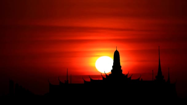 Coucher de soleil ciel rouge et lever de lune nuage et silhouette temple bouddhiste — Video