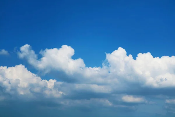 Reinweiße Haufenwolken Und Sonnenlicht Das Sommer Den Blauen Himmel Bescheint — Stockfoto