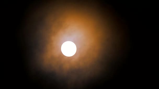 满月的橘色月光在夜空中掠过，云彩飞逝 — 图库视频影像