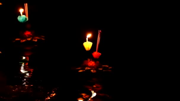 Loy Kratong Festival reflection light on the water in the lake, Some evidence is believed to be the worship of the Buddha's footprint on the banks of the Namtha Mahanathi River — Stock Video