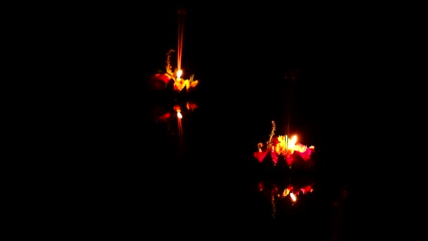 湖の水の上のロイ・クラトン祭反射光,いくつかの証拠は、ナンタ・マハーナティ川のほとりに仏の足跡の崇拝であると考えられています — ストック動画