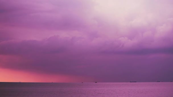 Zachód słońca na morzu i jasnofioletowa ciemna chmura burzowa w sezonie letnim — Wideo stockowe