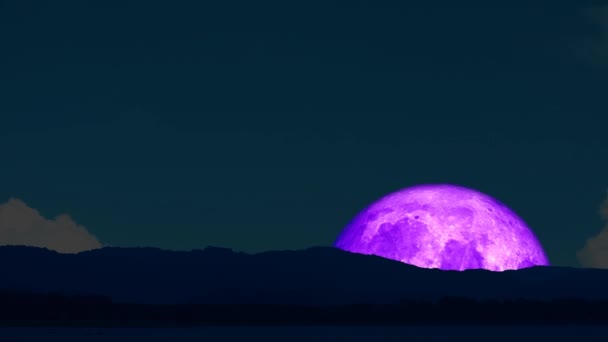 4k Super luna púrpura subir de nuevo en la isla de la silueta en el cielo nocturno — Vídeo de stock