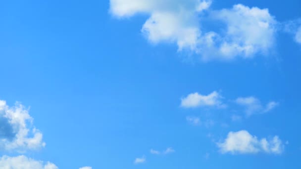 สวยงามท้องฟ้าสีฟ้าที่ชัดเจนเมฆสีขาวบริสุทธิ์เคลื่อนไหวโดยลมเวลา Laspe — วีดีโอสต็อก