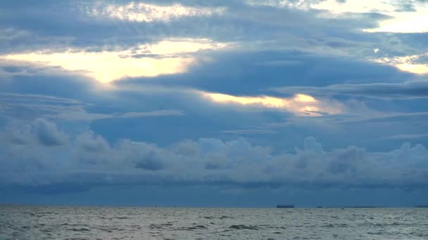 Грозовое облако на море и грузовое судно 1 — стоковое видео