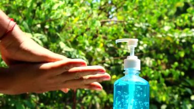 COVID 19 virüsünü korumak için jel yardımıyla ellerinizi ve bileklerinizi temizleyin.