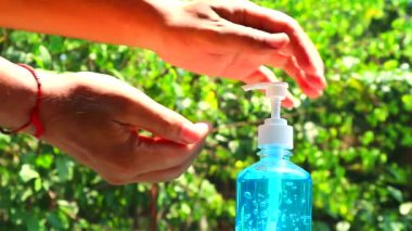 COVID 19 virüsünü korumak için jel yardımıyla ellerinizi temizleyip temizleyin.