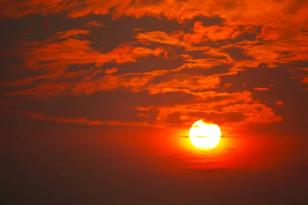 Oranžová Žlutá Červená Silueta Oblohy Při Západu Slunce Zpět Mraku — Stock fotografie