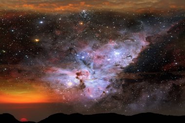 Silüet dağındaki ağaç ve günbatımı gökyüzündeki nebula gökadası NASA tarafından desteklenen bu resmin elementleri